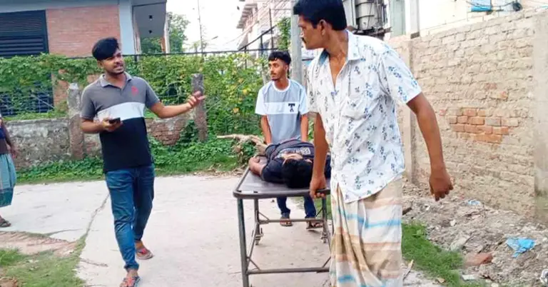 জমি সংক্রান্ত বিরোধে হতাহতদের হাসপাতালে নিয়ে যাওয়া হচ্ছে